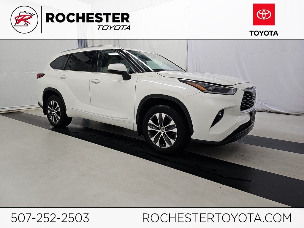 Used 2021 Toyota Highlander XLE with VIN 5TDHZRBH3MS106607 for sale in Rochester, Minnesota